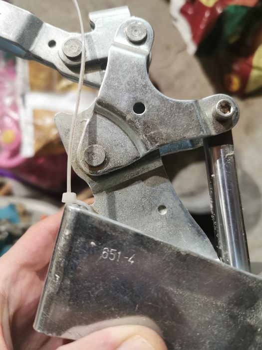 Dispozitive pneumatice de fixare, menghine, cleme