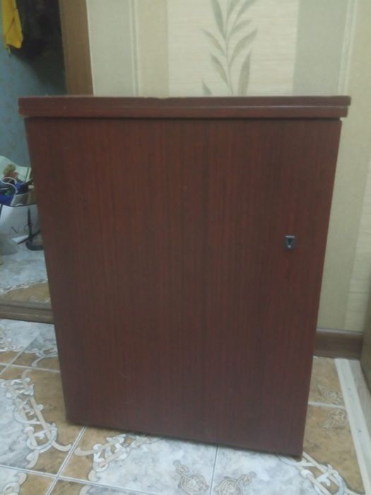 Швейная машина с тумбой