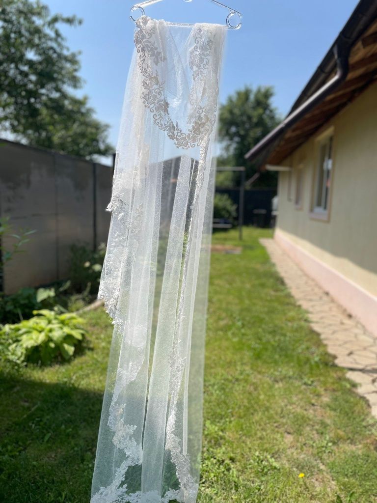 Rochie de mireasa și voal