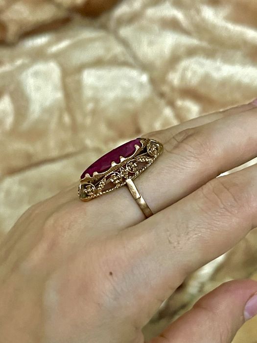 Красивая кольцо золота (18 карат) 585