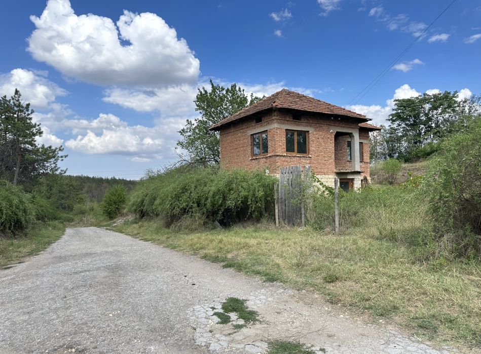 Продавам къща с двор