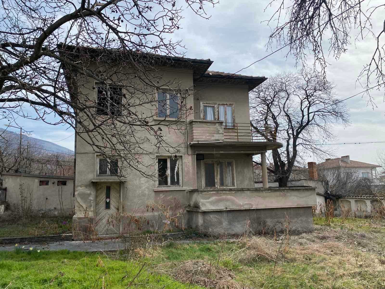 КЪЩА с РЗП 160 кв.м., двор 566 кв.м., град Карлово