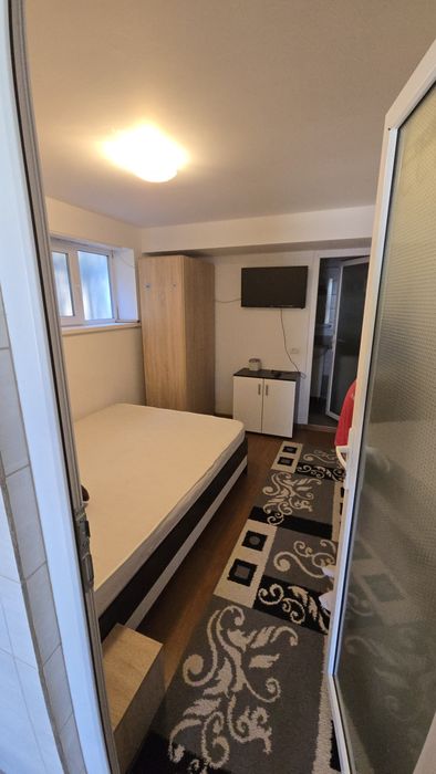 Garsonieră la curte