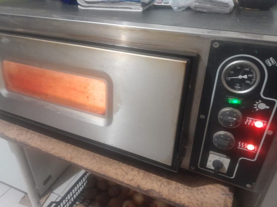 Продам срочно печку для выпекания пиццы на 4 протвеня.