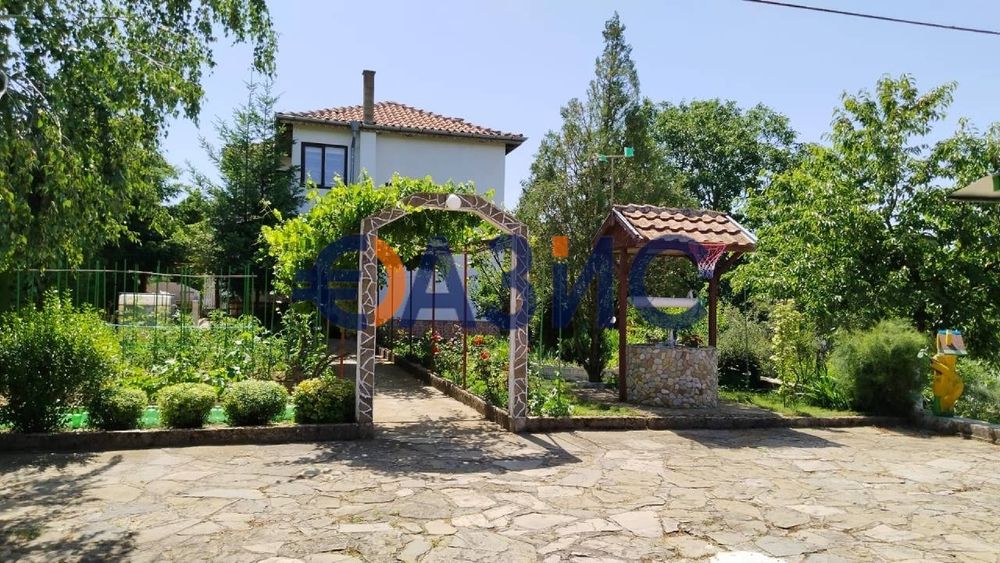 Двуетажна къща с парцел от 870 кв м В С. Вресово, Общ. Руен, обл.