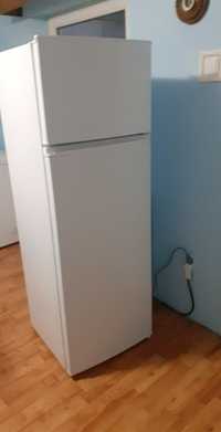 Vînd frigider cu congelator 235 litri în garanție încă