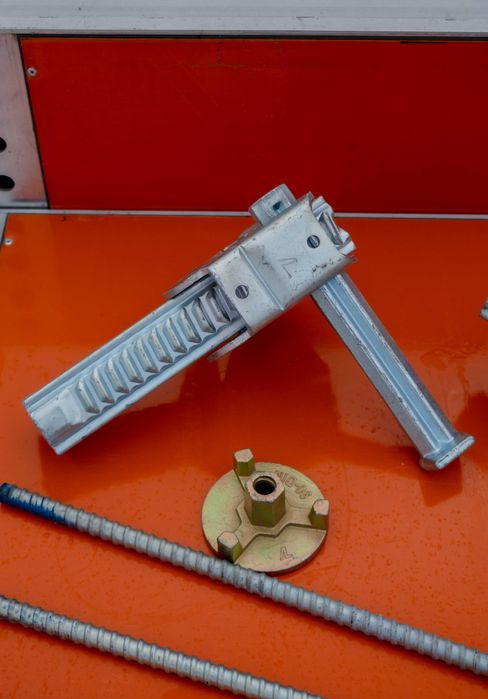 Vincluri stâlpi cravate pene blocatori fluturi farfale Panouri DOKA