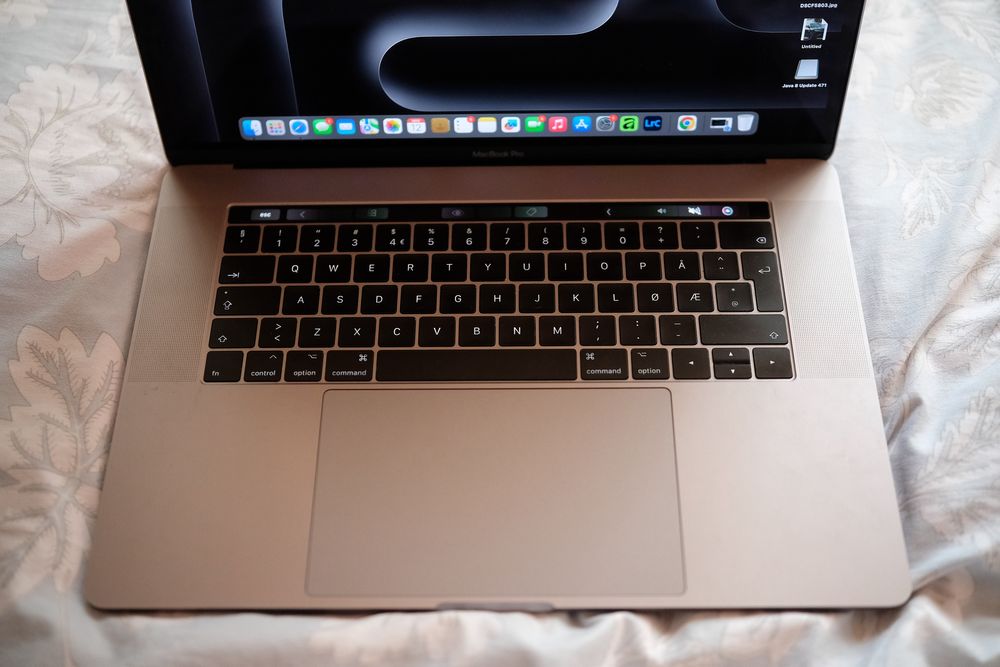 Macbook pro 2017 15inch  i7 16gb ram