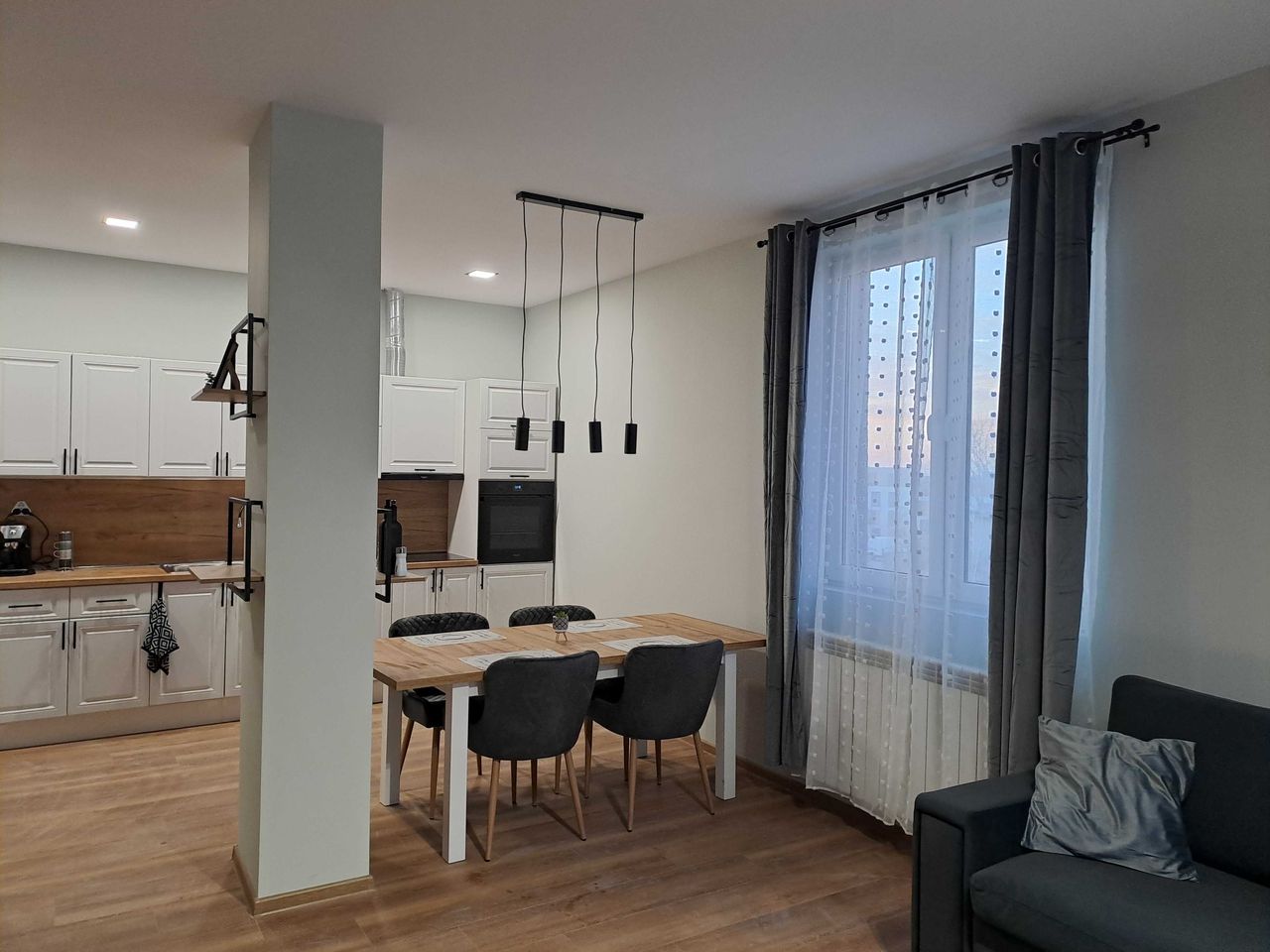 Продава се Тристаен апартамент в Плевен, Дружба 1 - 120 кв.м за 1200 €/кв.м - Снимка #2