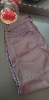 Кожен панталон в цвят бордо