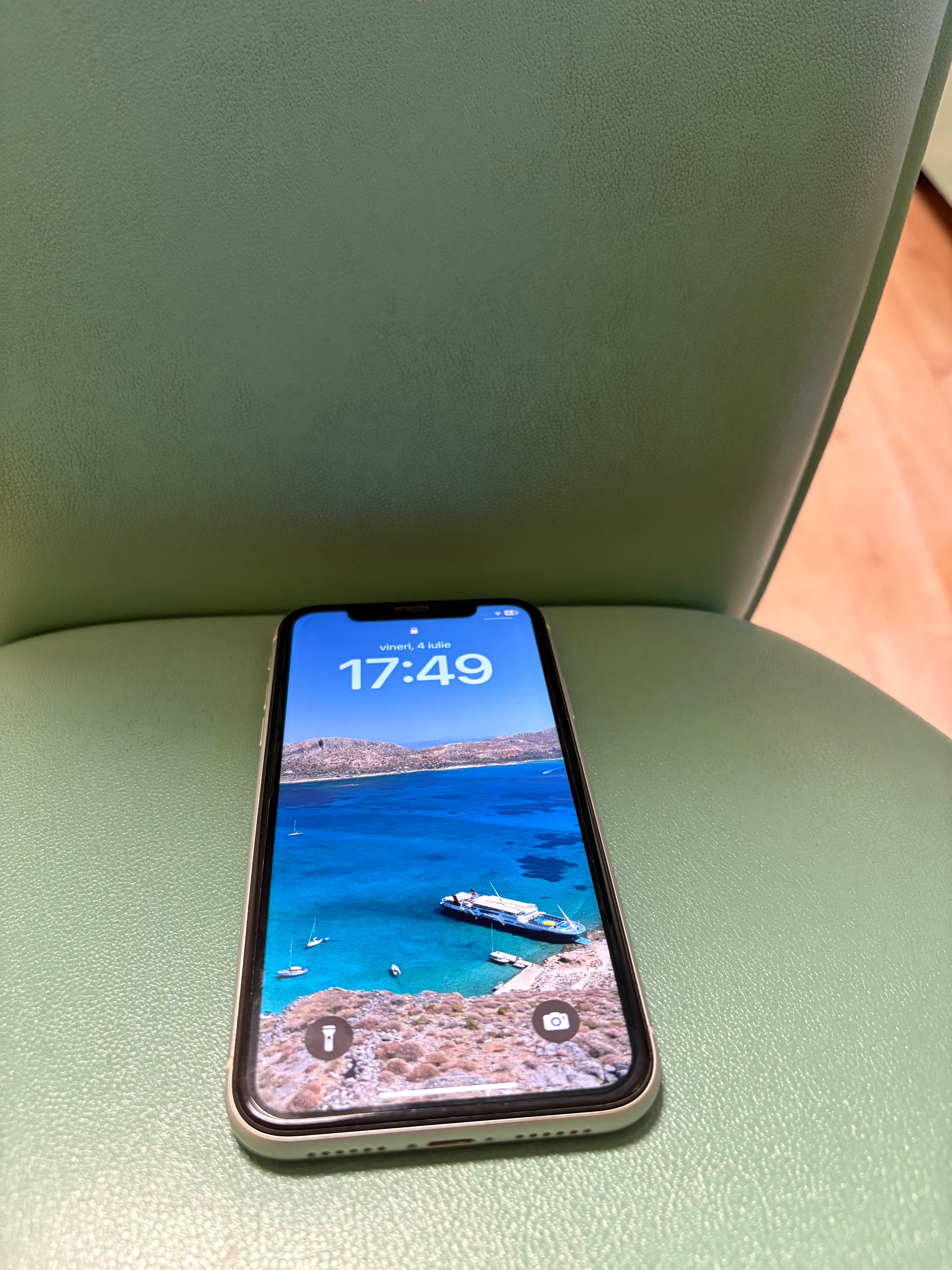iPhone 11 alb în stare foarte buna