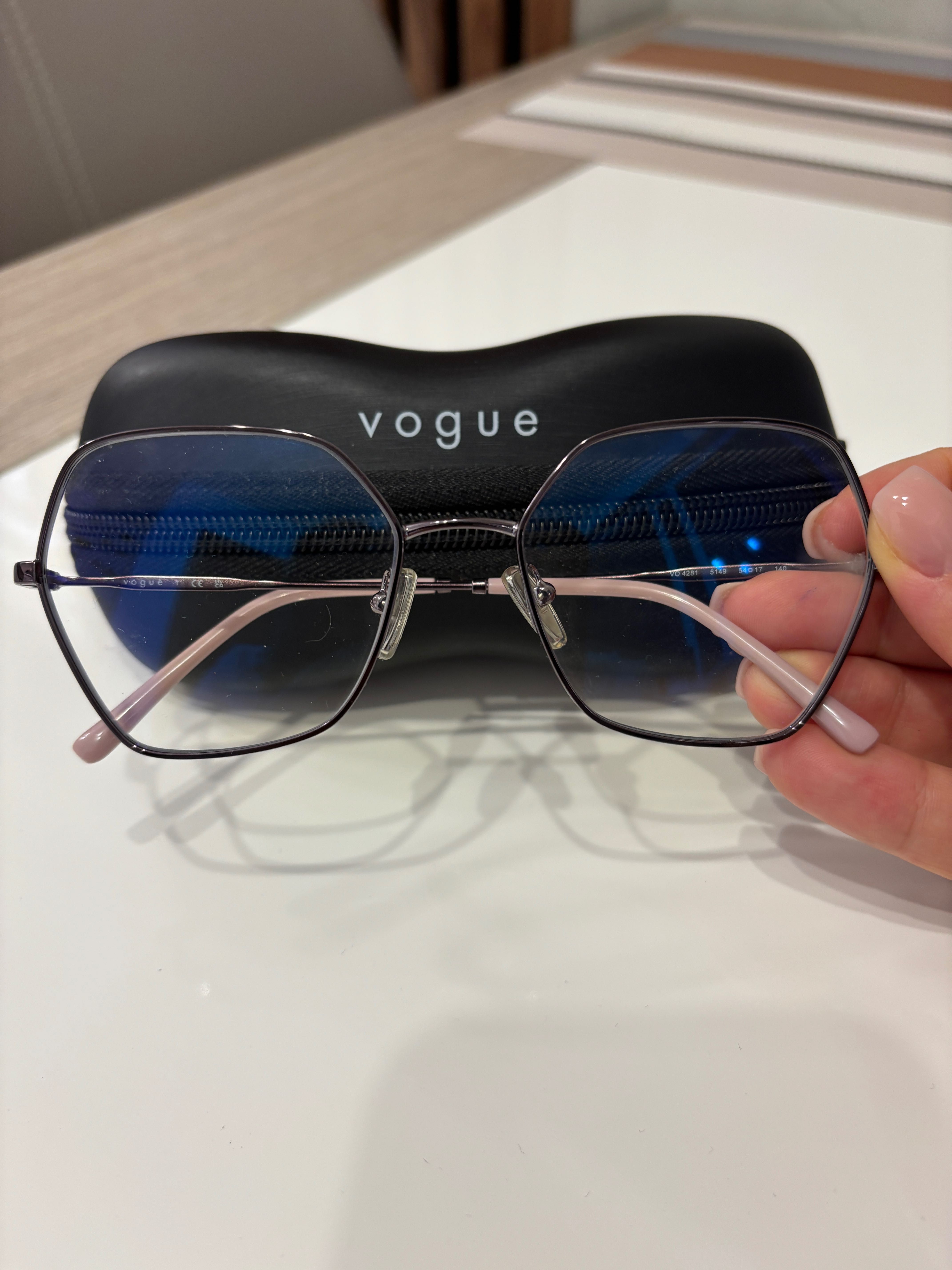 Vând ochelari Vogue cu protecție pentru calculator