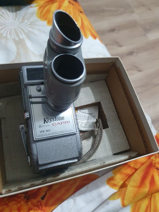 Aparat foto vechi Nikon și  keystone