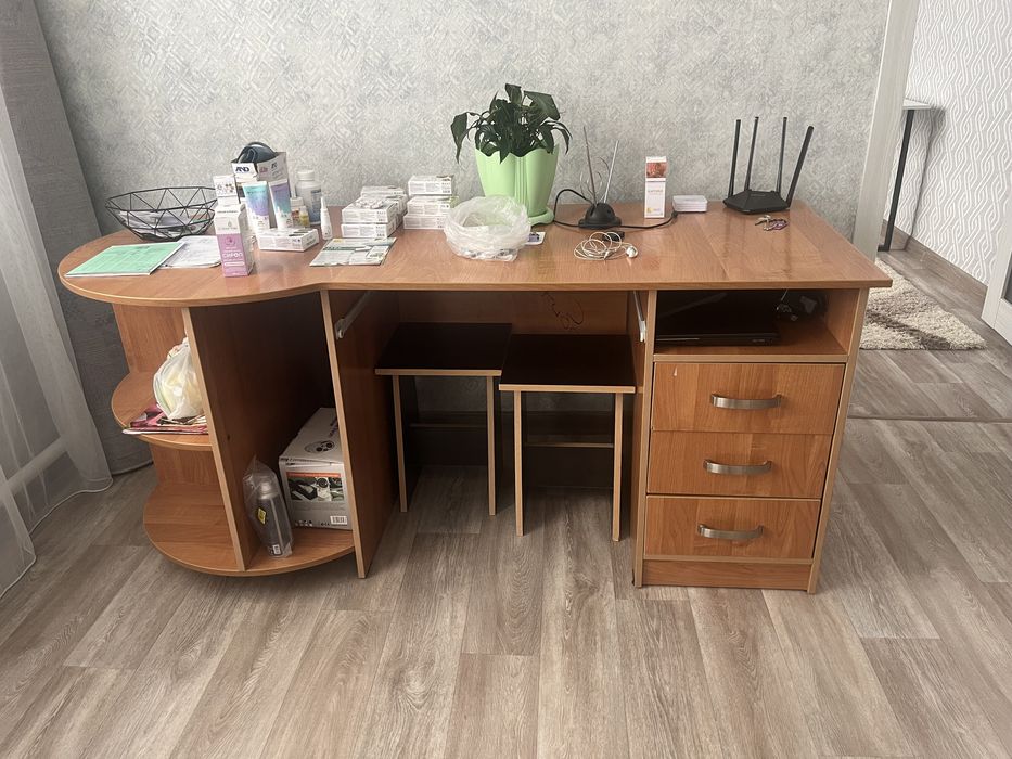Продам компьютерный стол  для ученика