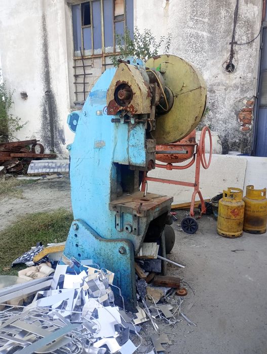 Presă cu excentric (Stanță)