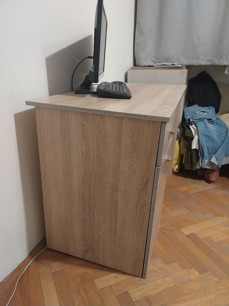 Дървено ,стандартно  бюро.