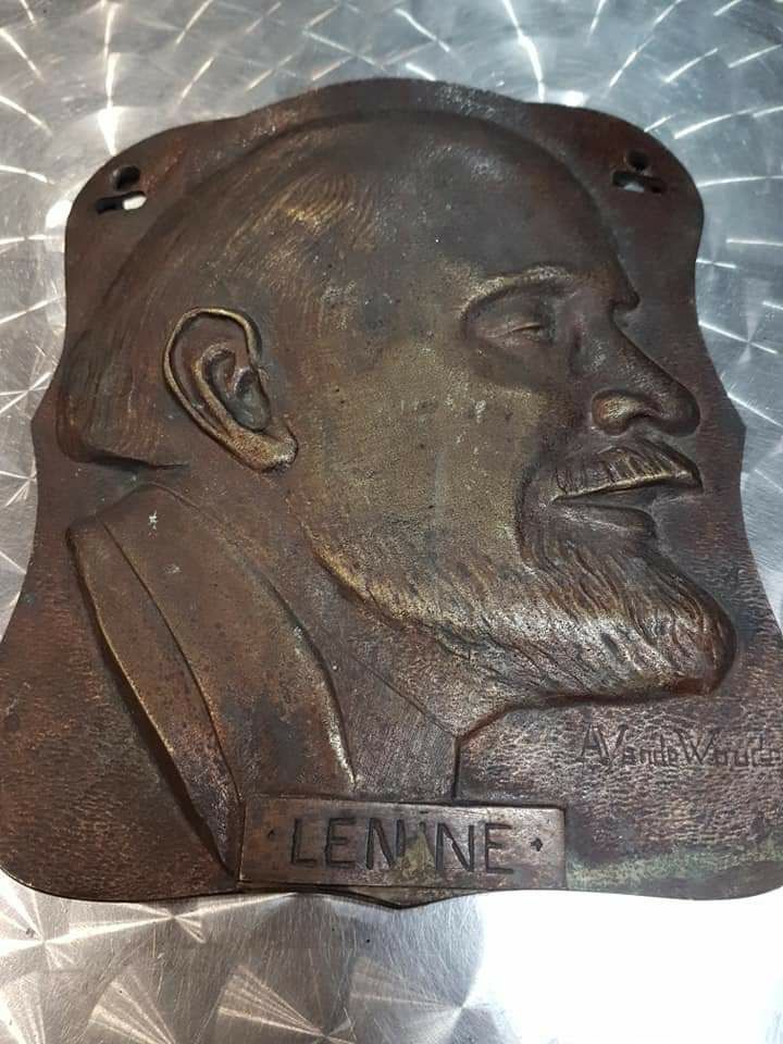 Бронзов релеф на Ленин
