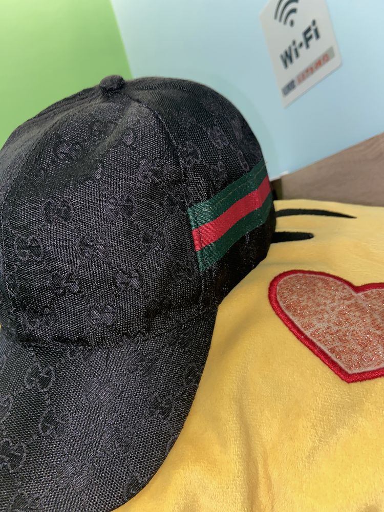 Шапка на Gucci запазена е много е удобна топ шапка
