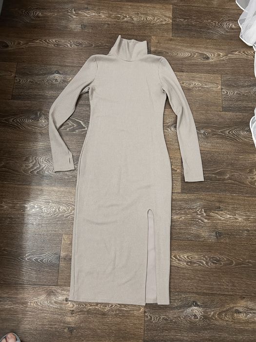 Продам платье бежевого цвета