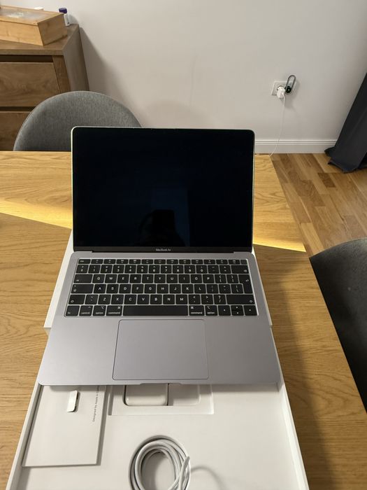 Vând MacBook Air 13 inch , 256GB 8gb