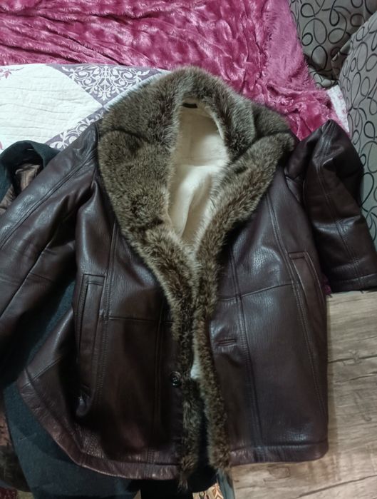 Продам кожаную куртку с натуральным мехом енота