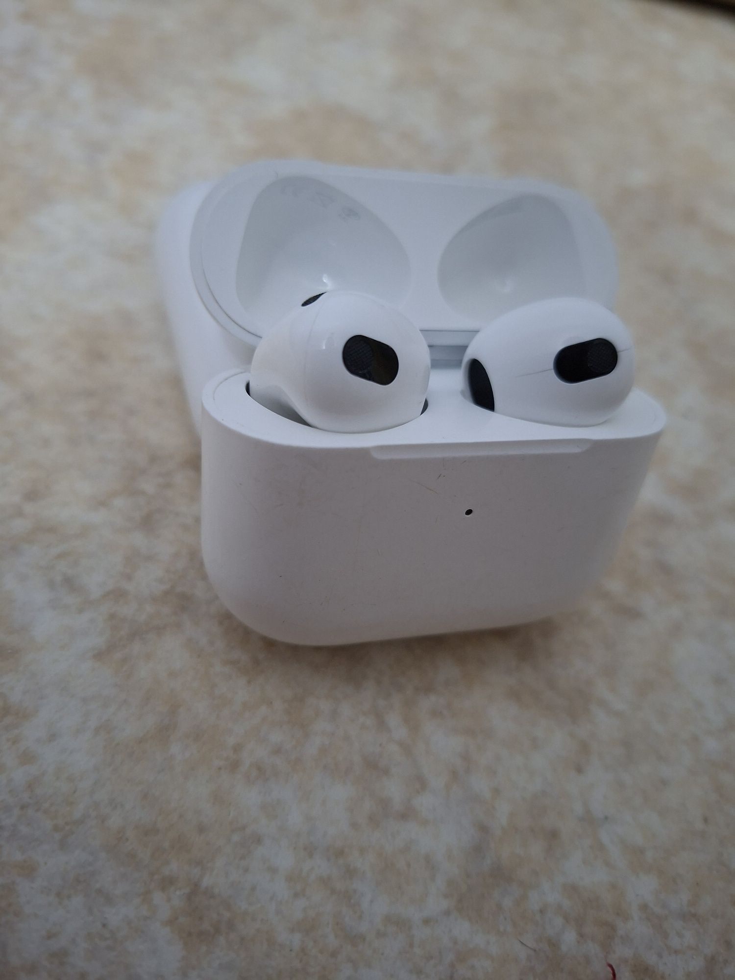 2 оригинальных AirPods 2, 3