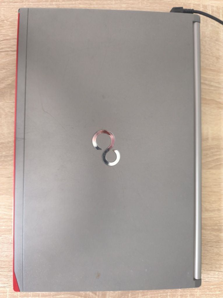 Лаптоп Fujitsu E754