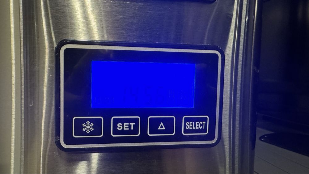 Aparat de facut cuburi de gheata . 12 kg pe zi