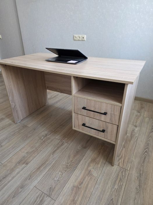 Офисные столы 4 шт, цвет супер