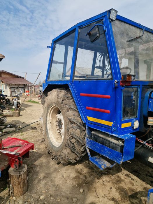 Vând tractor zetor tractorul merge foarte bn se poate proba