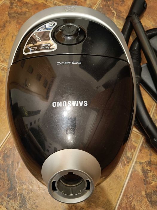 Aspirator Samsung fara sac, cu filtrare prin apa, filtru HEPA, 1400W