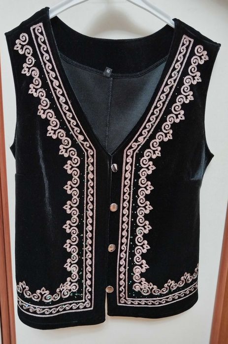 Женская жилетка национальная с орнаментами.