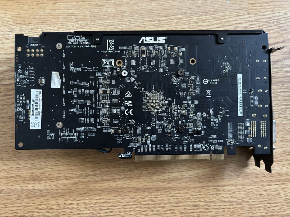 Placa video Asus RX 570 de la AMD, 4 GB