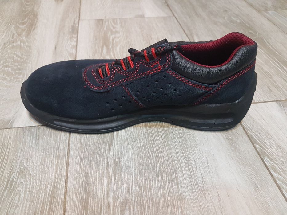 Vând pantofi cu protecție