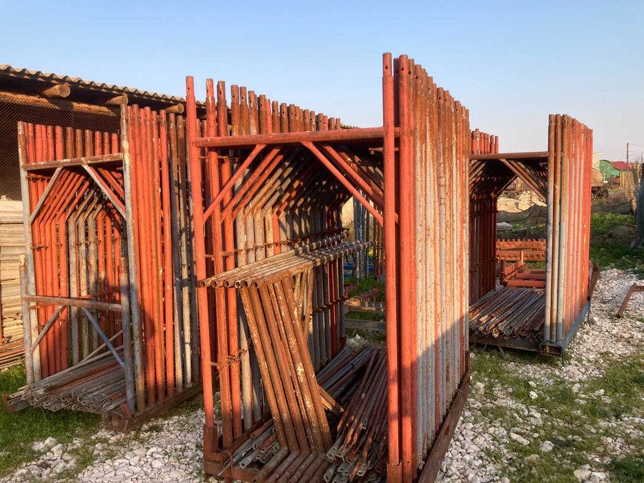 Schelă metalică de închiriat cu montaj autorizat la cerere