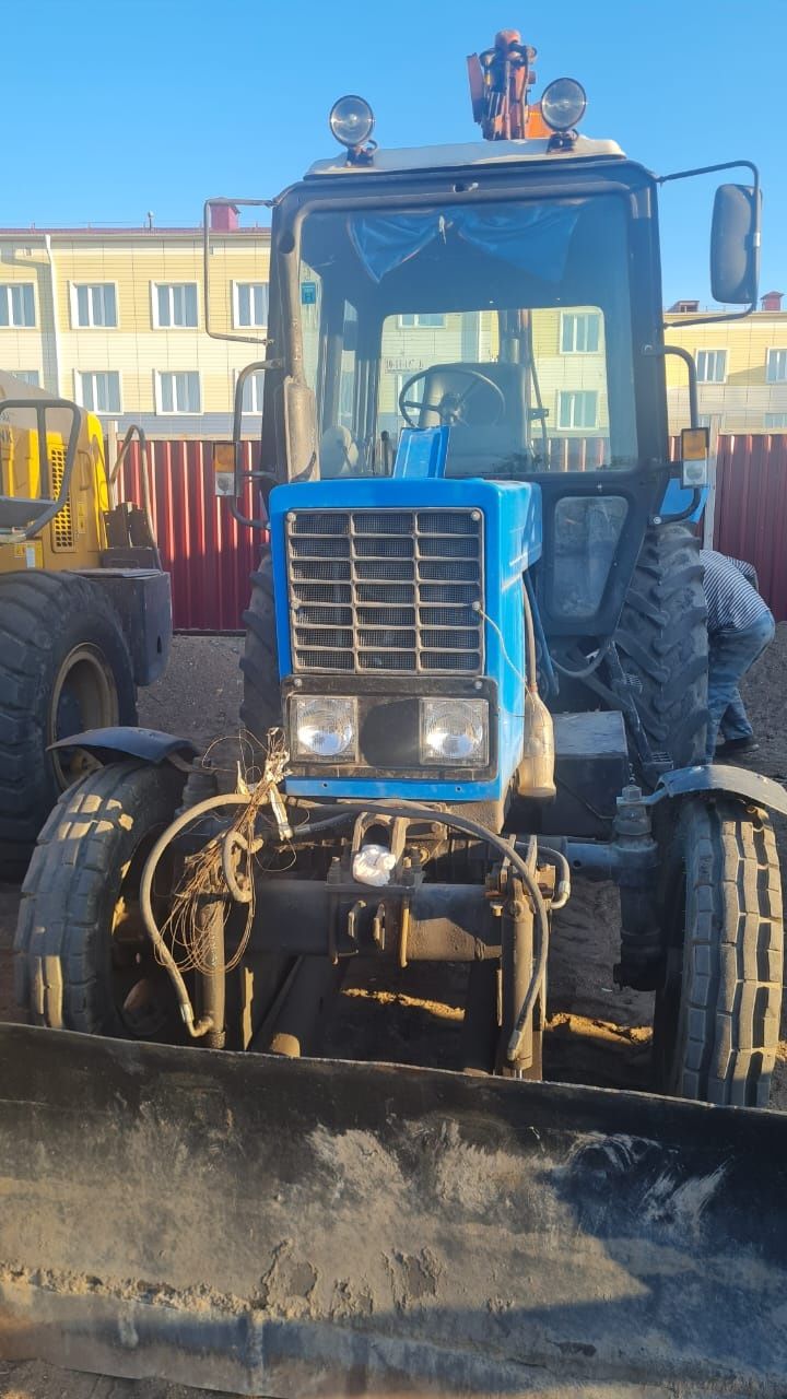 Трактор с буровым оборудованием