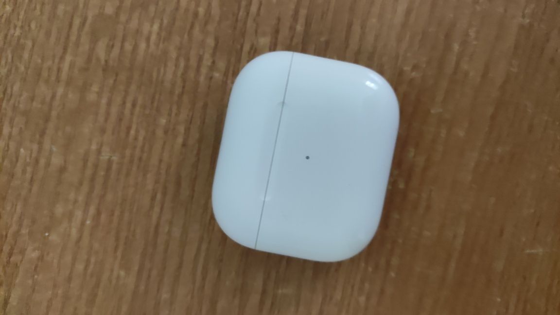 Продам оригинал кейс от airpods 3