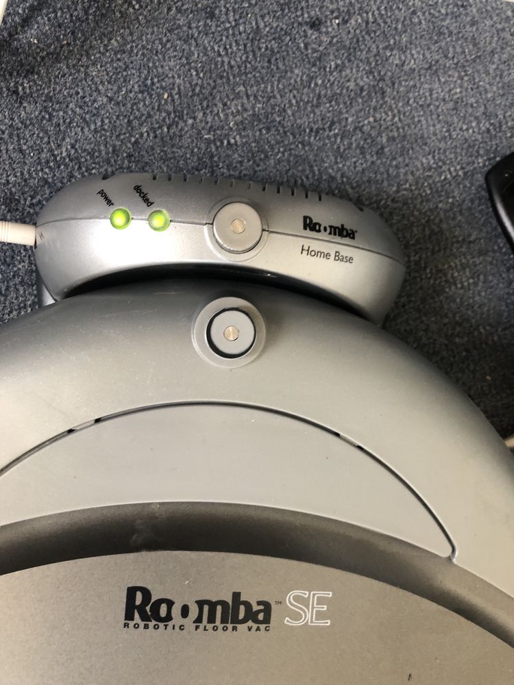 Robot roomba se cu baza di incarcator