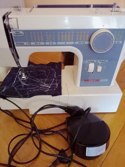 Mașina de cusut Necchi 559