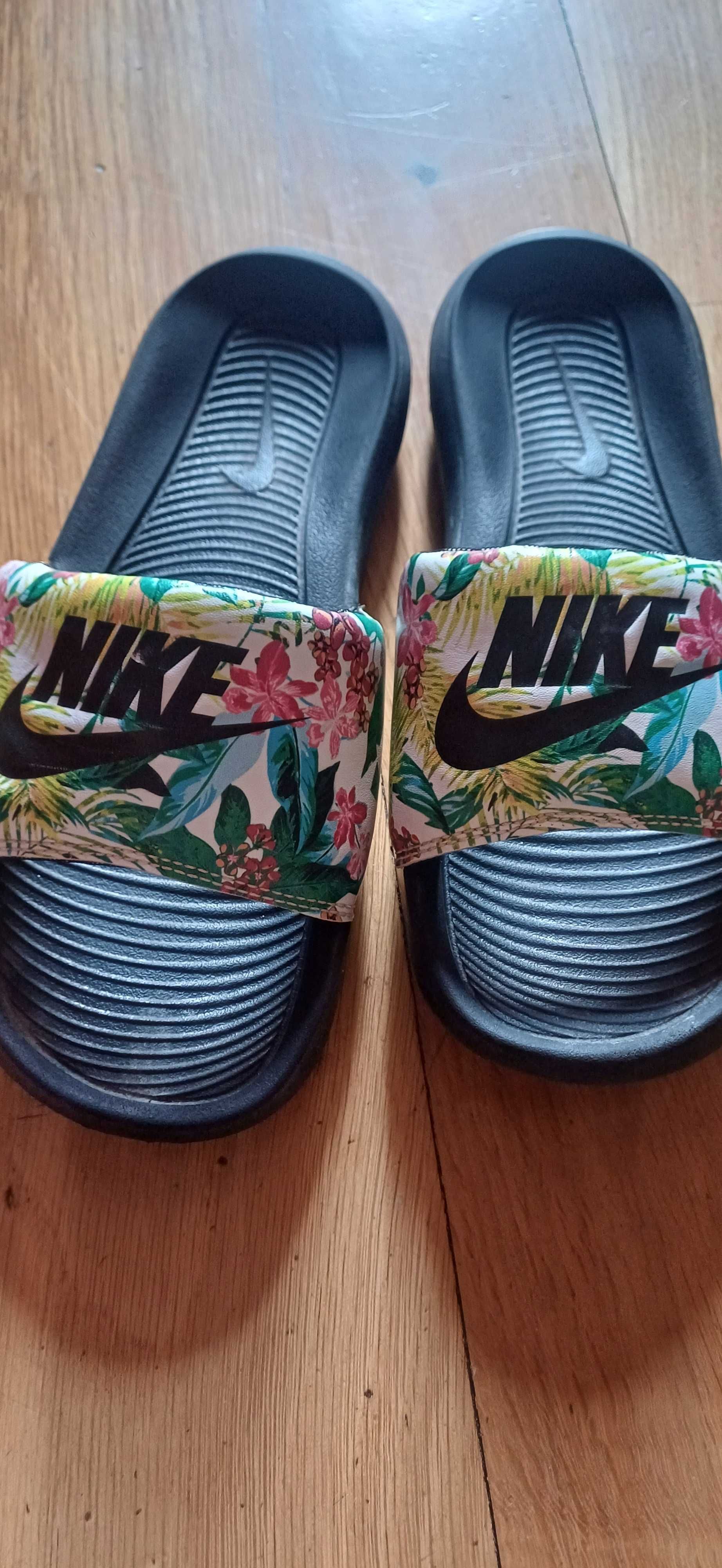 Четири чифта чехли/джапанки Nike