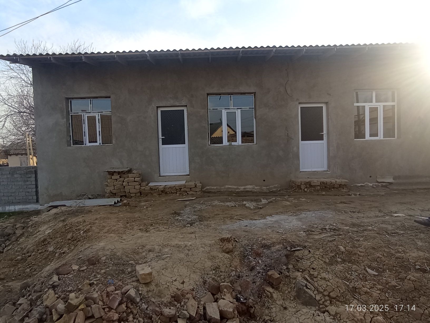 Uy sotiladi yangiy'ol tuman saxovat maxalla  6sotix