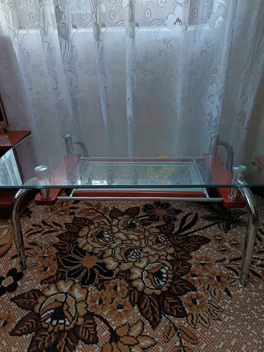 Vand masa de sticla fara defecte. Picioare de otel inoxidabil
