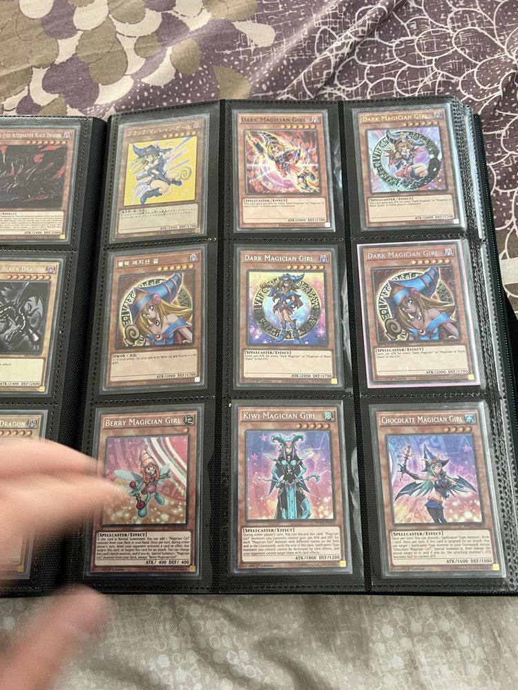 Продавам две папки Ю ги о - Yu-Gi-Oh карти