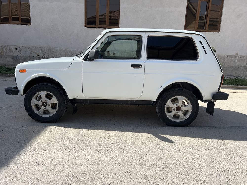 sotiladi lada niva 2015