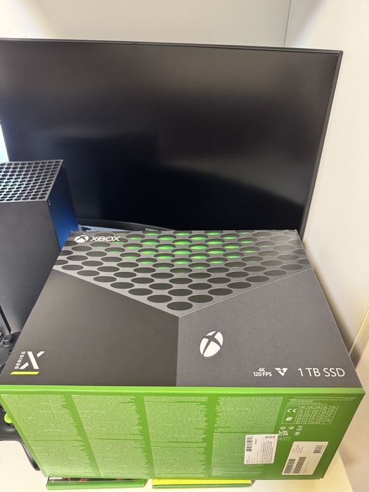 Xbox series X в гаранция с игри и два джойстика
