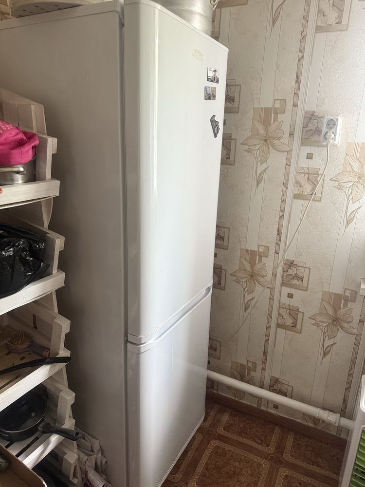холодильник бирюса продаю.
