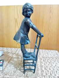 Statueta vintage din bronz Fata pe scaun