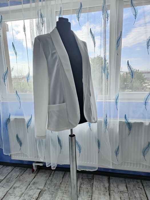 Sacou alb cu buzunare