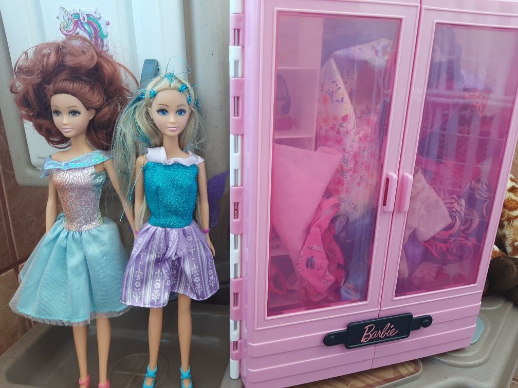 Dulap Barbie cu haine și accesorii + 2 papusi