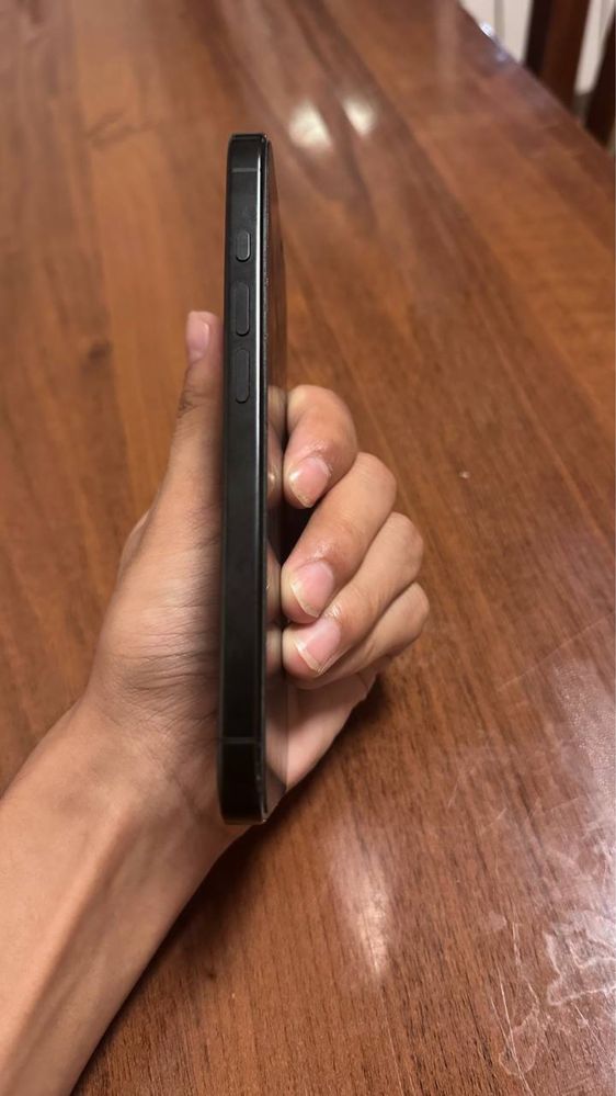 Iphone 16 pro Qora